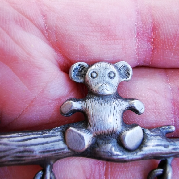 Vintage L Razza Pewter Bear on a Branch Bee Beehive Brooch - Picture 5 of 12